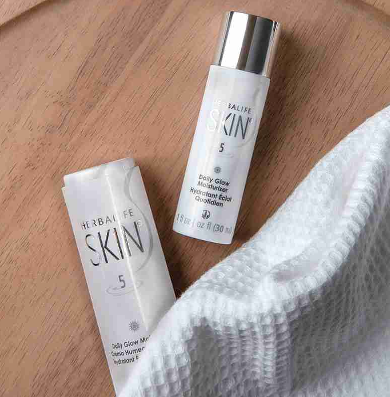 קרם לחות ליום לזוהר טבעי – SKIN